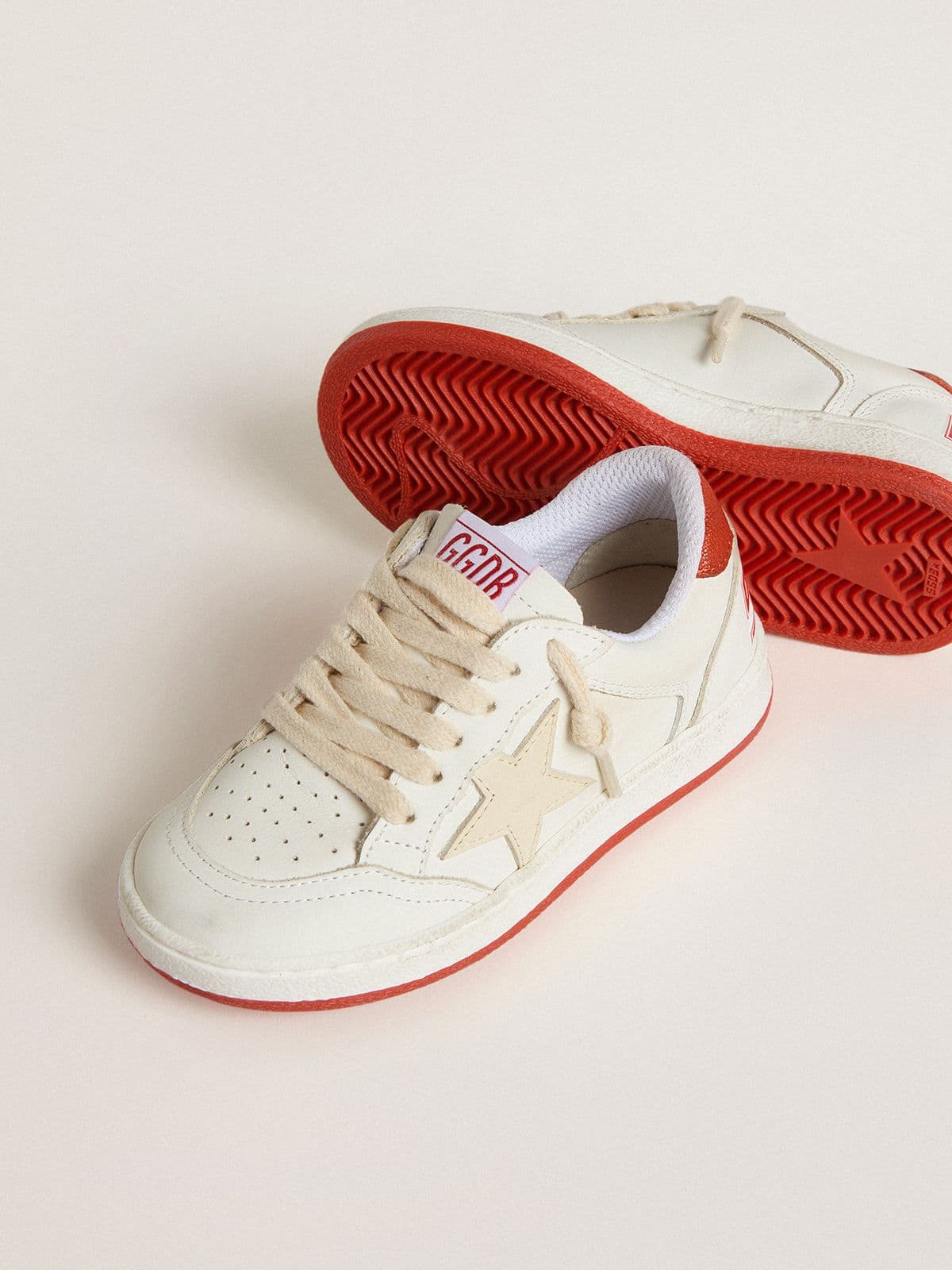 Golden Goose - Ball Star Junior in pelle con stella panna e talloncino in pelle rossa in 