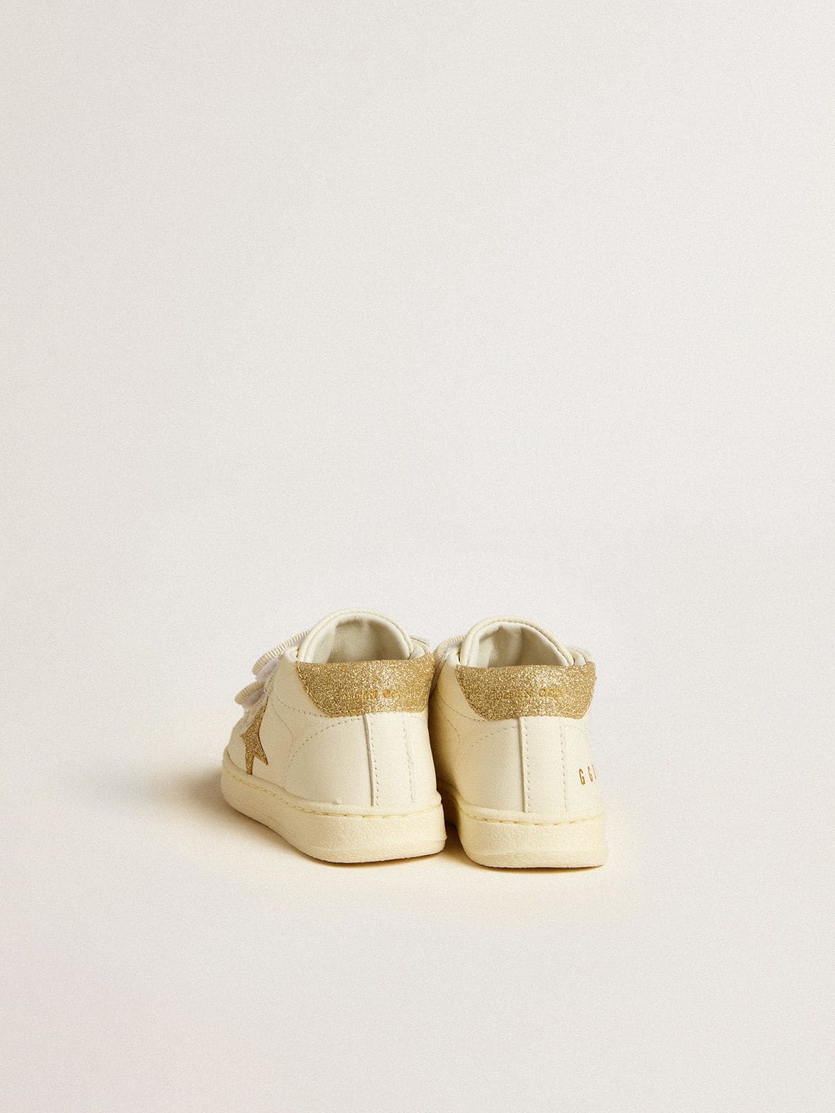 Golden Goose - June Junior in nappa bianca con stella e talloncino in glitter oro in 