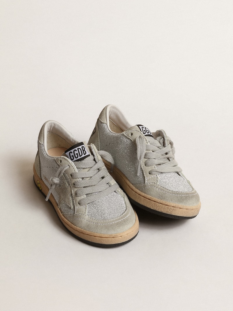 Golden Goose - Ball Star Junior aus Glitzer mit Eins&auml;tzen aus eisgrauem Rauleder in 