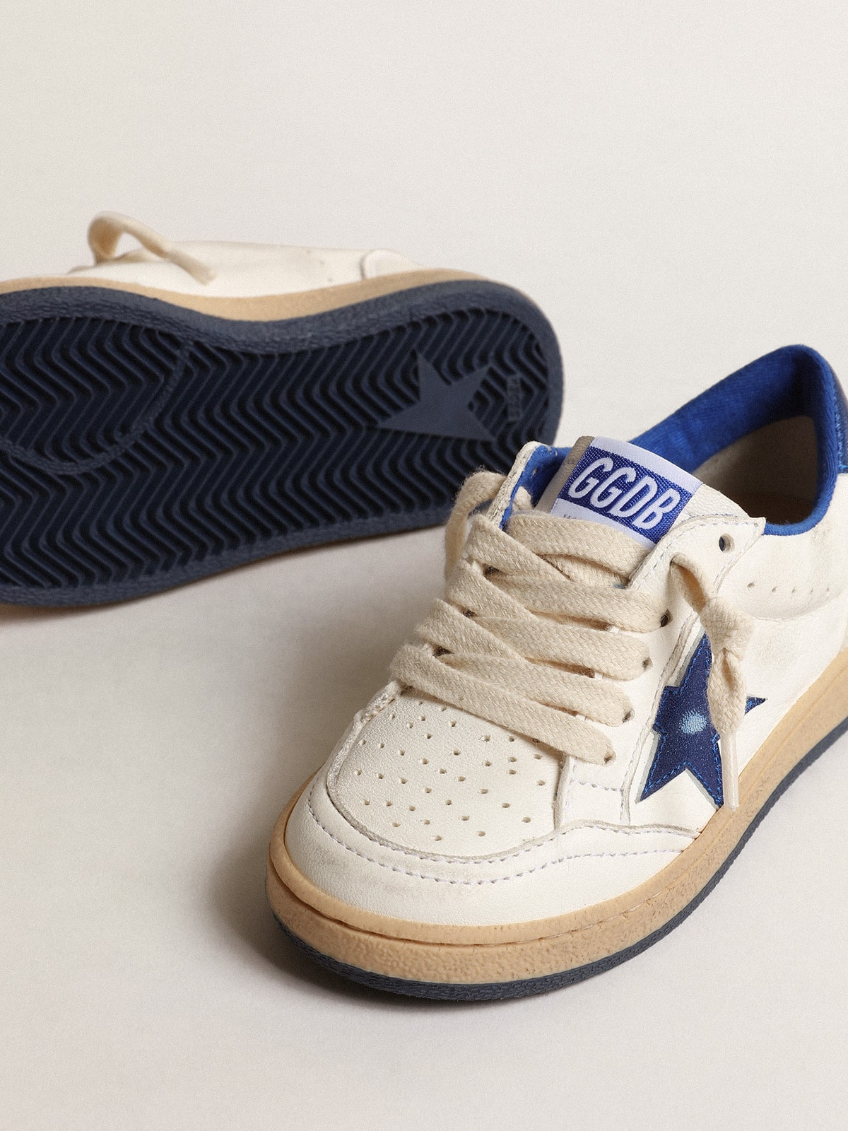 Golden Goose - Ball Star Junior con estrella y refuerzo del talón de piel laminada en azul in 