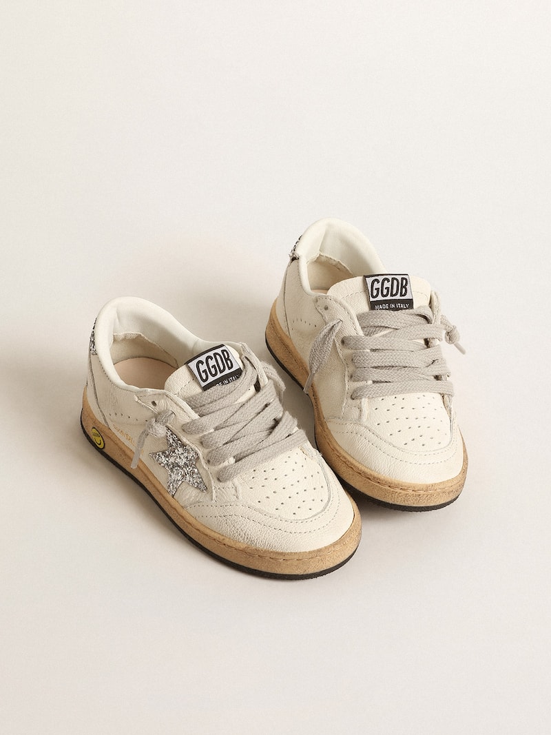 Golden Goose - Ball Star Junior aus Nappa mit Stern und Fersendetail aus Silberglitzer in 