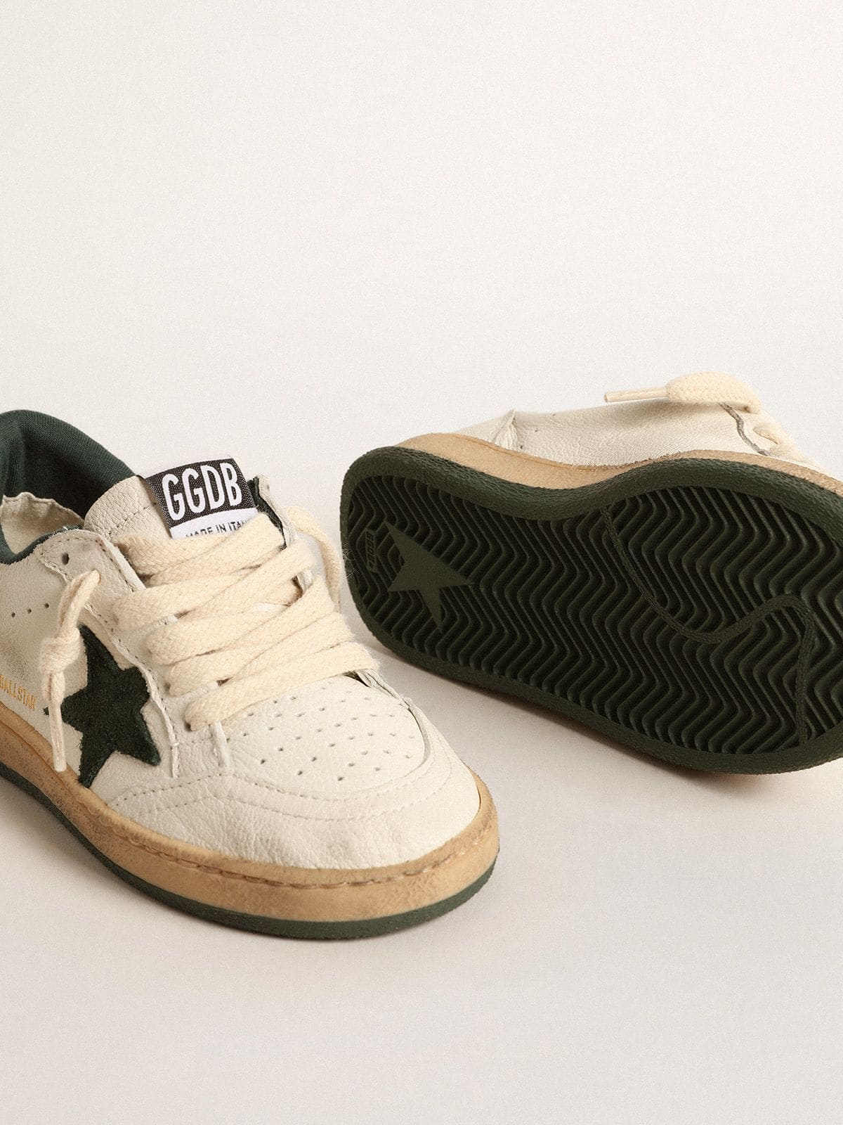 Junior Ball Star in white leather with green suede star