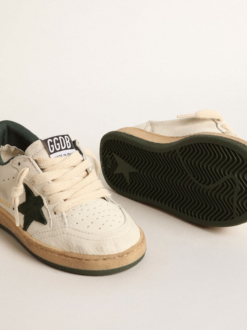 Golden Goose - Ball Star Junior aus wei&szlig;em Leder mit gr&uuml;nem Raulederstern in 