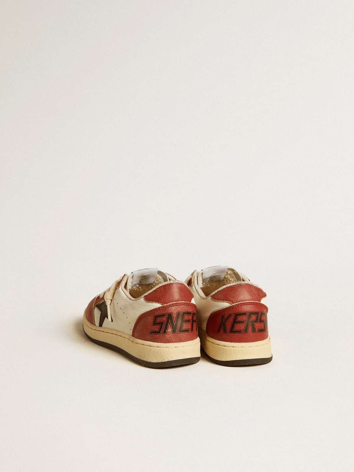 Golden Goose - Ball Star Junior aus Nappa mit schwarzem Stern und roten Ledereinsätzen in 