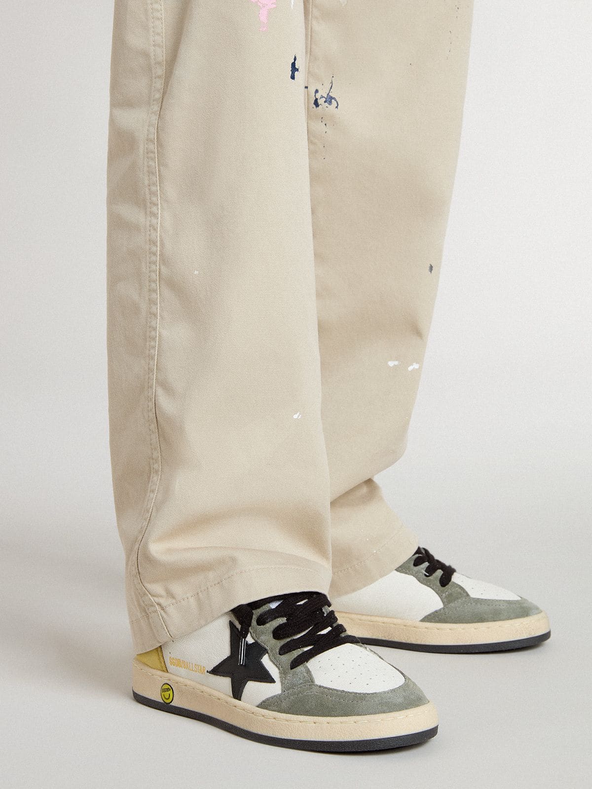 Golden Goose - Ballstar Junior de napa blanca con aplicaciones de ante verde oscuro y estrella negra in 