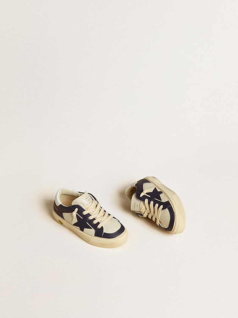Golden Goose - May Junior de piel blanca y azul con estrella y refuerzo del tal&oacute;n de piel in 