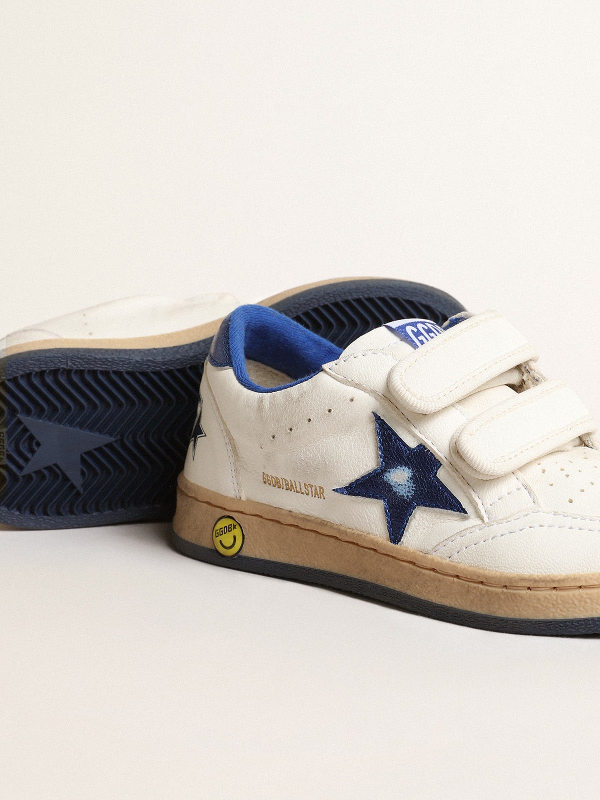 Golden Goose - Ball Star Junior mit Stern und Fersendetail aus blauem Metallic-Leder in 