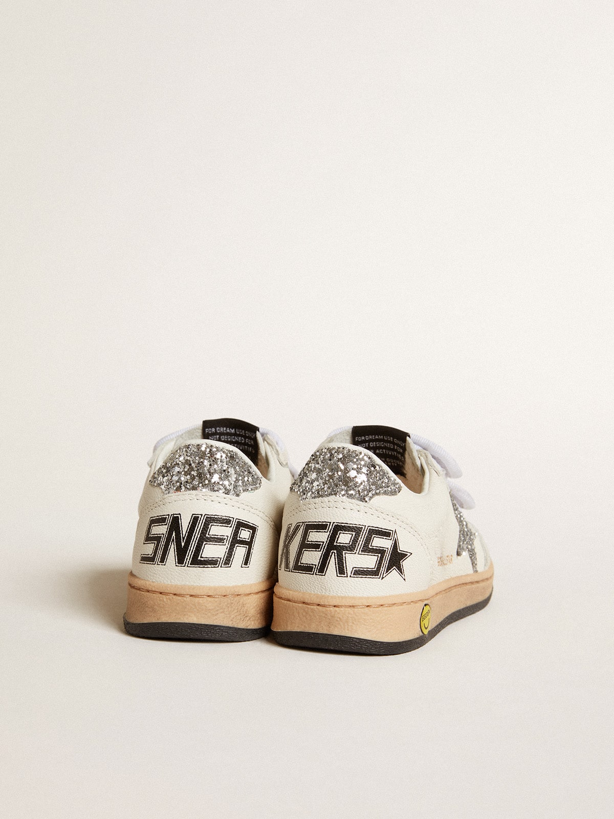 Golden Goose - Ball Star Junior aus Nappa mit Stern und Fersendetail aus Silberglitzer in 