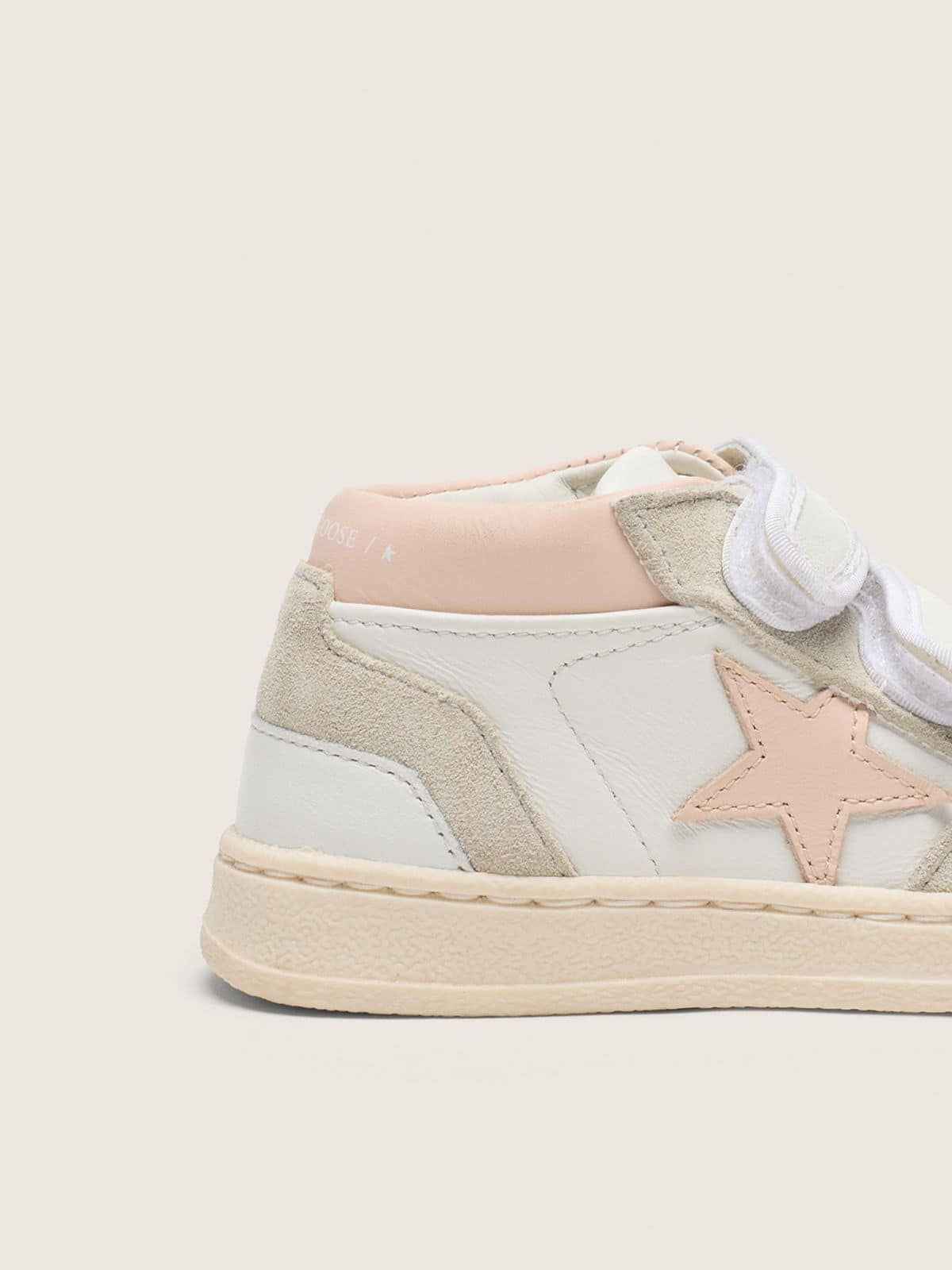 Golden Goose - June junior de couro branco com estrela de couro rosa pastel e inser&ccedil;&otilde;es de suede cinza in 