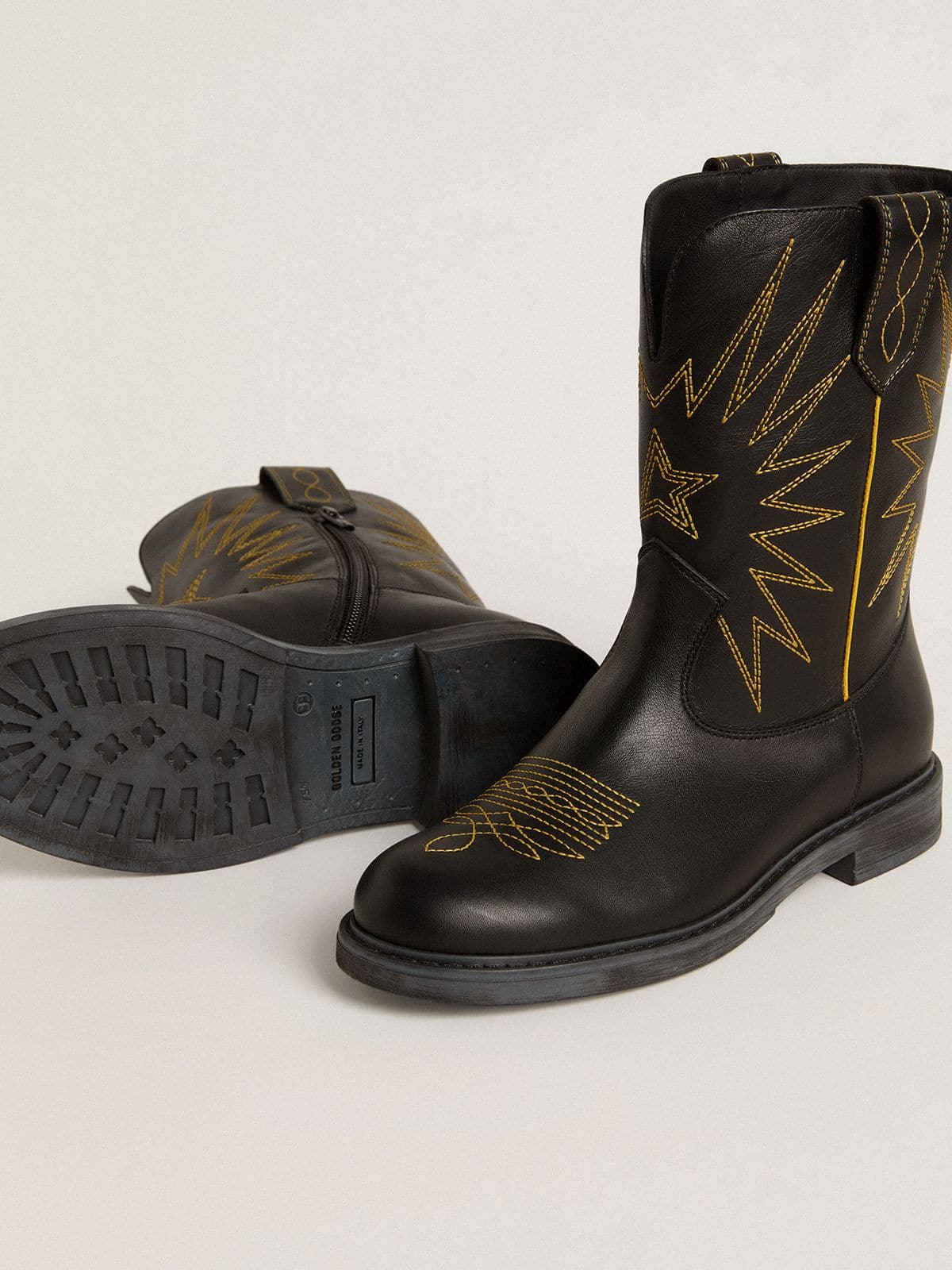 Golden Goose - Bottes Wish Junior en cuir noir avec broderie étoile jaune in 