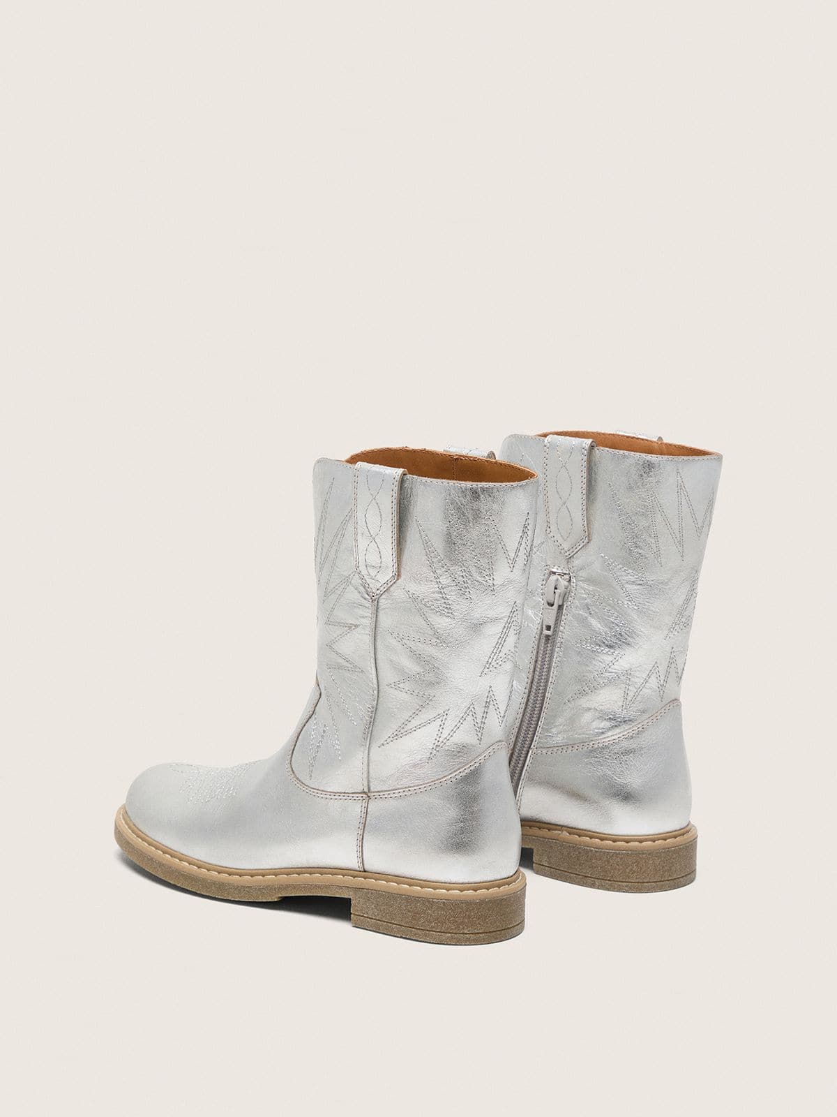 Golden Goose - Bottes Wish Junior en cuir lam&eacute; argent&eacute; avec &eacute;toiles brod&eacute;es in 