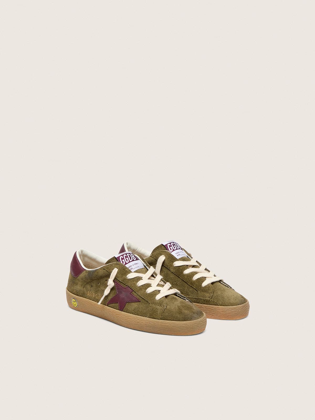 Golden Goose - Super-Star Junior in suede verde militare con stella e talloncino in pelle color bordeaux in 