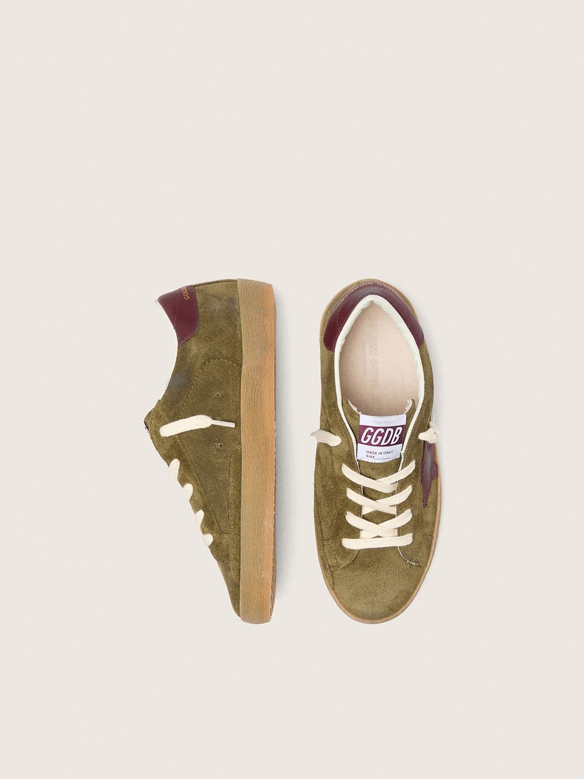 Golden Goose - Super-Star Junior in suede verde militare con stella e talloncino in pelle color bordeaux in 