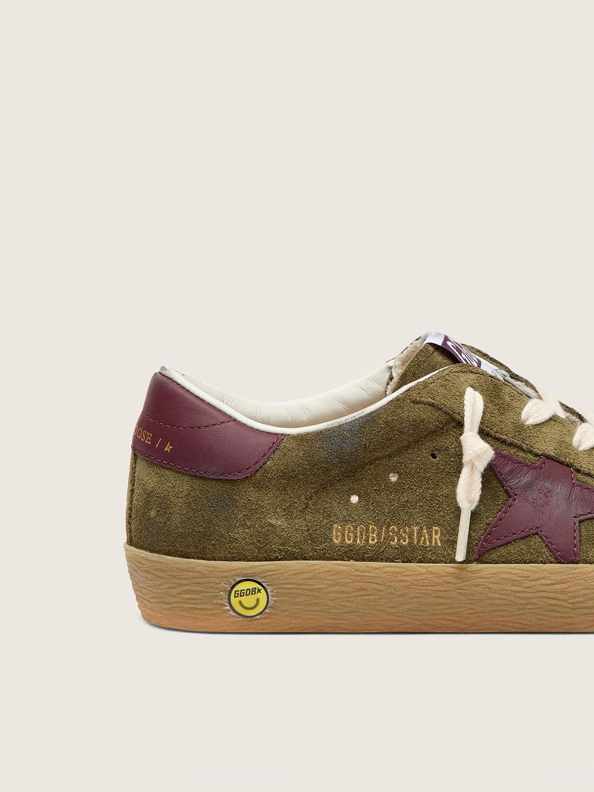 Golden Goose - Super-Star Junior in suede verde militare con stella e talloncino in pelle color bordeaux in 