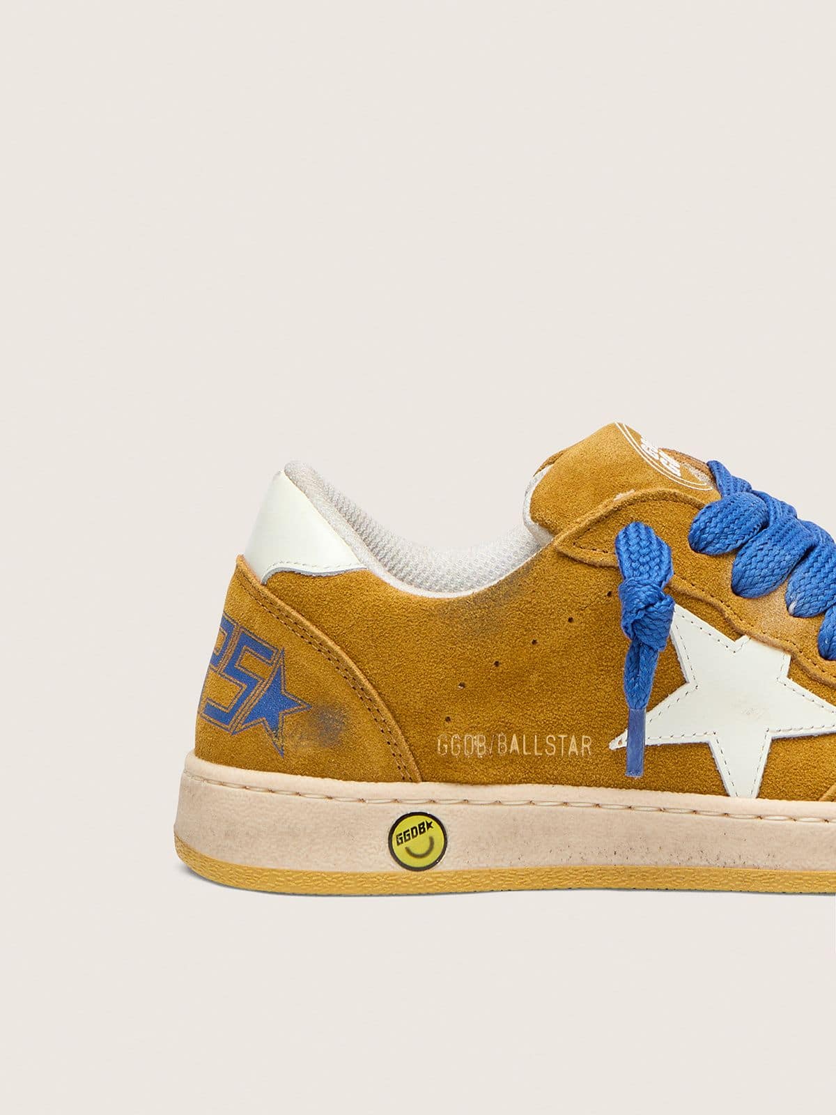 Golden Goose - Ball Star Junior de suede ocre com estrela e tal&atilde;o de couro branco brilhante in 