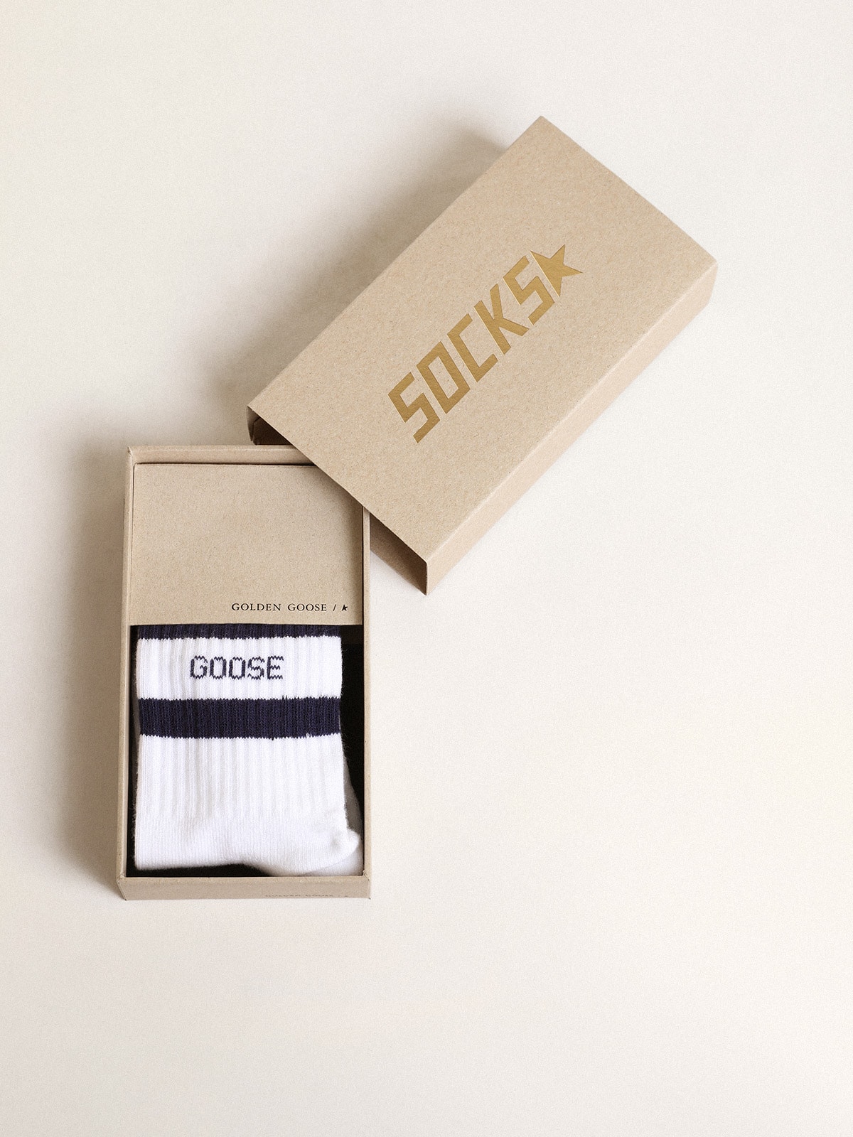 Golden Goose - Gerippte Socken mit Streifen und marineblauem Logo in 
