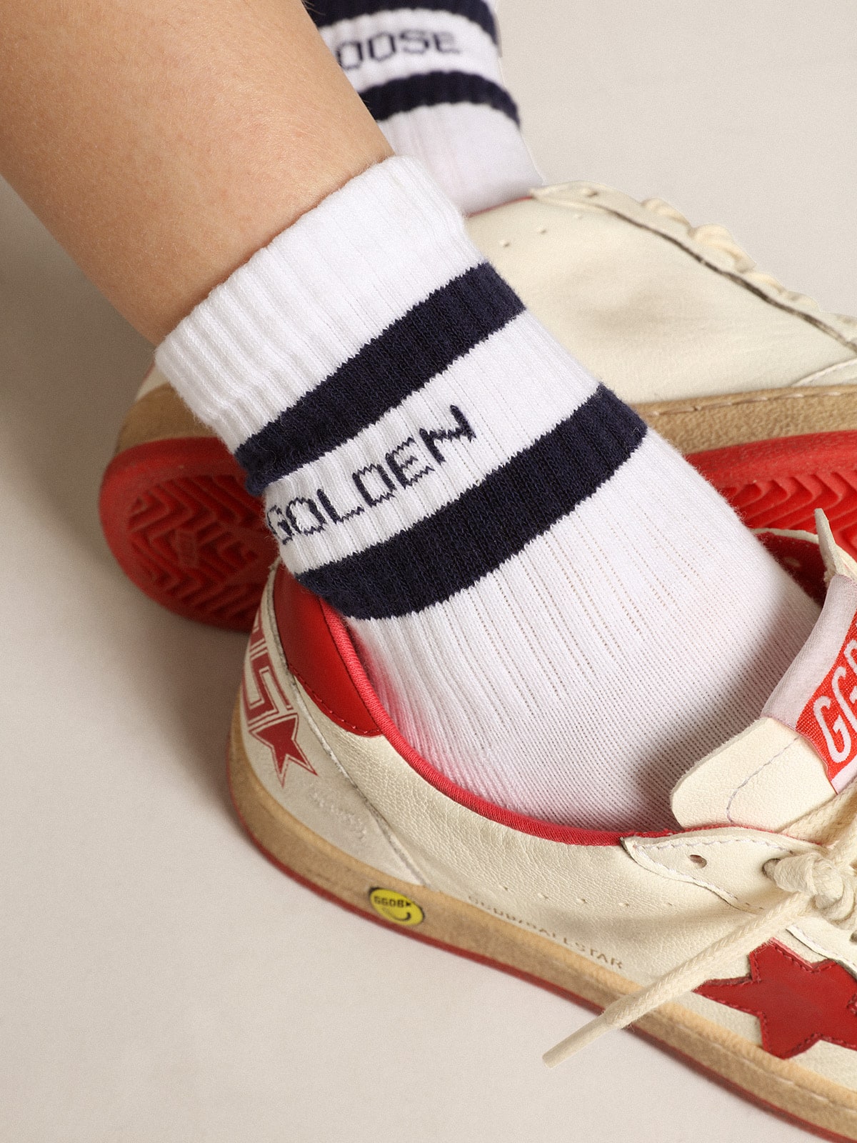 Golden Goose - Gerippte Socken mit Streifen und marineblauem Logo in 