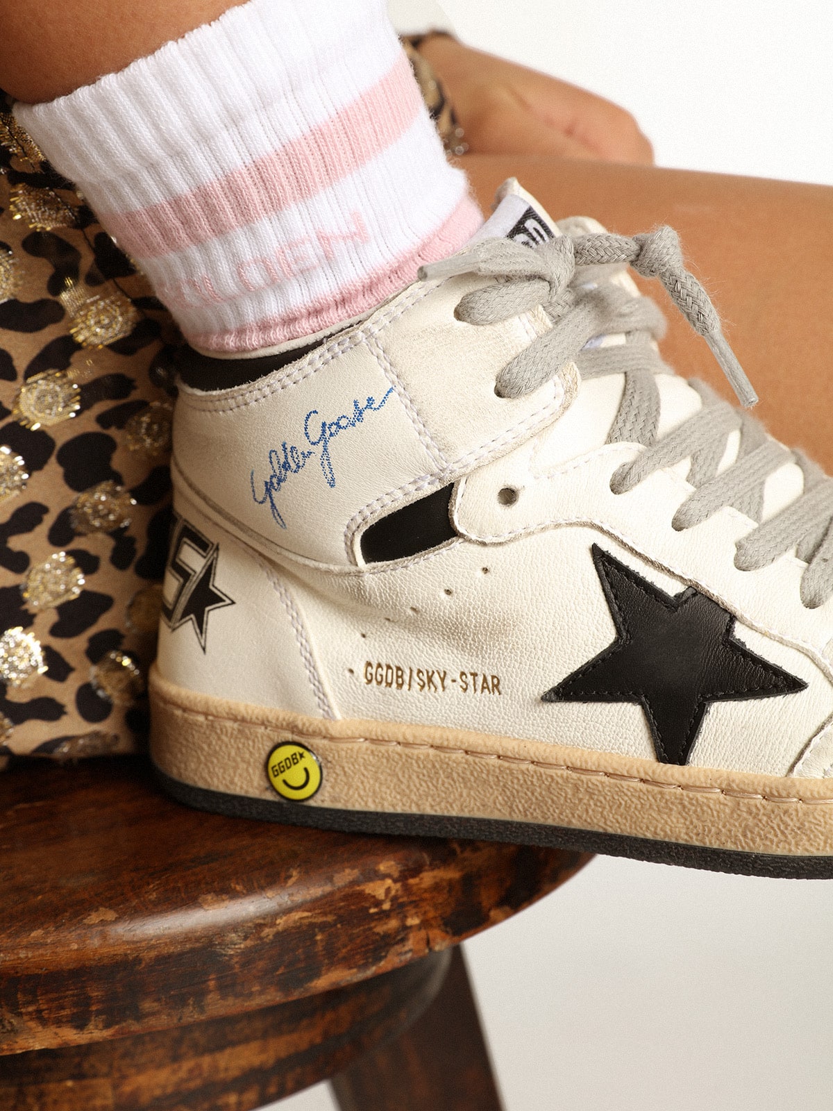 Golden Goose - Chaussettes c&ocirc;tel&eacute;es avec rayures et logo rose in 