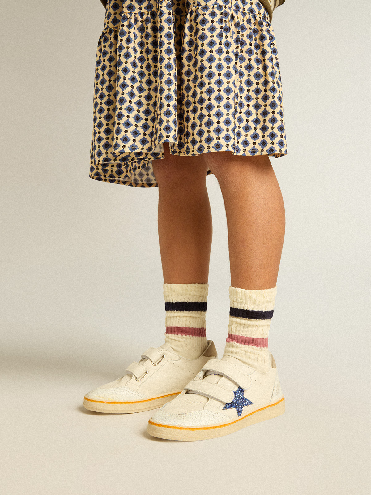 Golden Goose - Calcetínes Kids de color blanco envejecido con detalles efecto desgastado y rayas bicolor lila y azul in