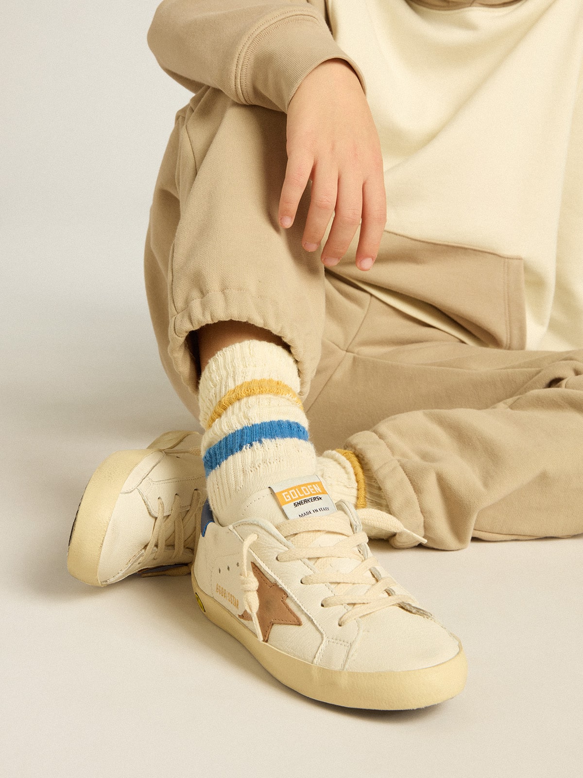 Golden Goose - Chaussettes enfant blanc vieilli avec détails usés et rayures bicolores bleuet et moutarde in 