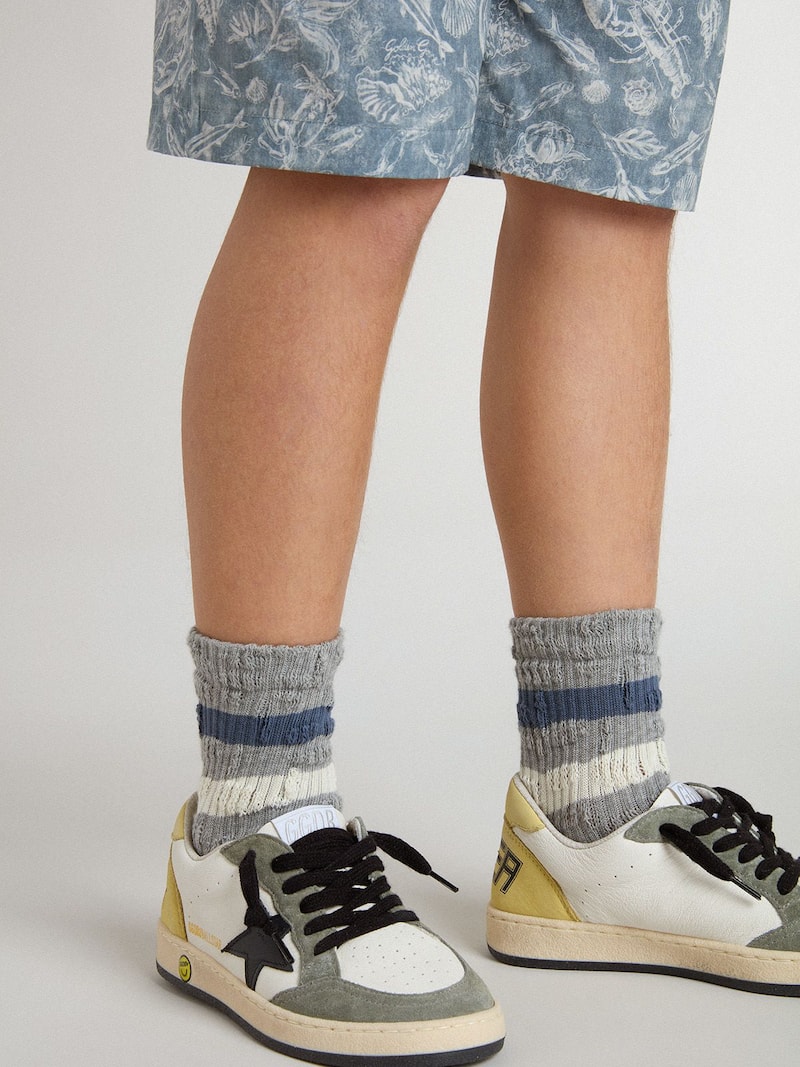 Golden Goose - Graue Distressed-Kindersocken mit Streifen in Blau und Lived-in-White in 