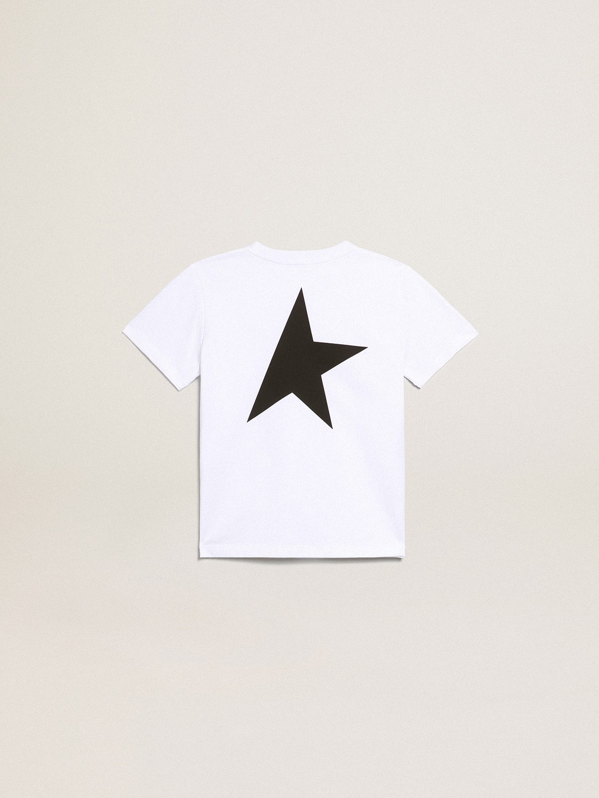 Camiseta blanca con logo y estrella negro en contraste