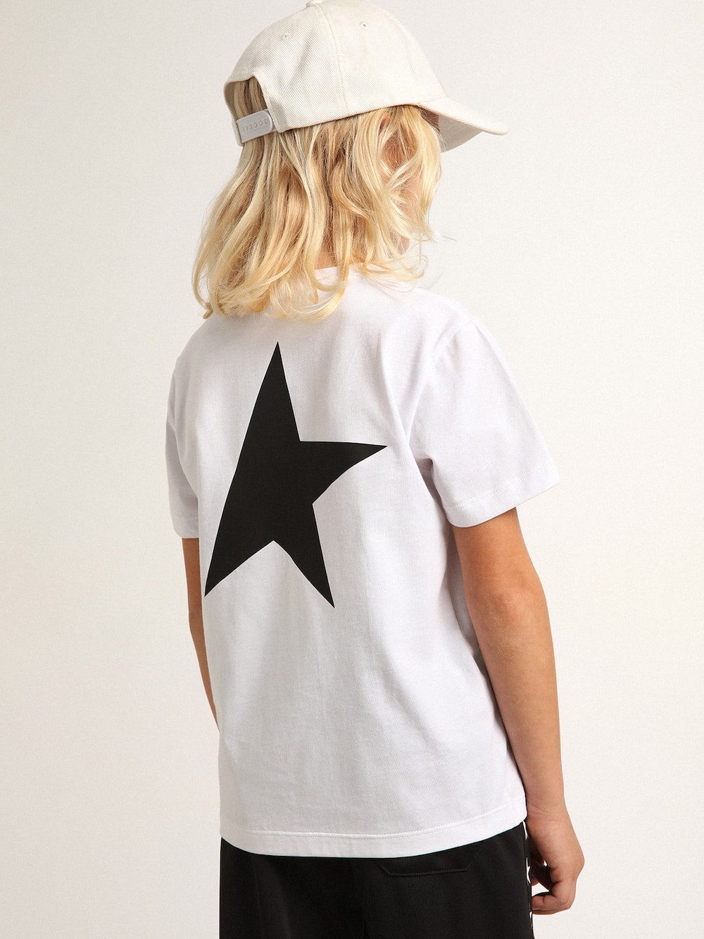 Golden Goose - Camiseta branca com logo e estrela pretos em contraste in 