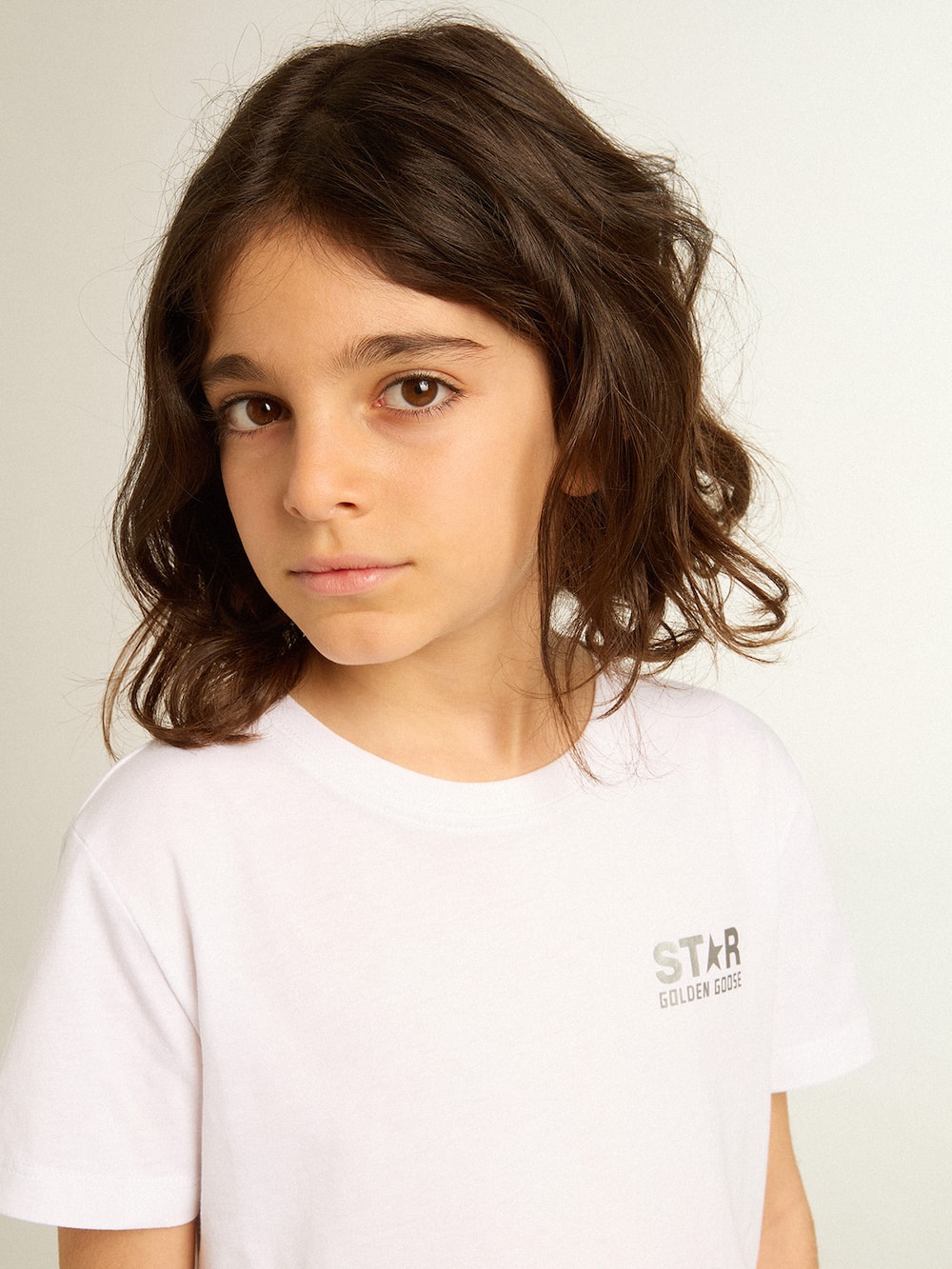 Golden Goose - T-shirt blanc pour garçon avec étoile et logo argentés contrastés in 