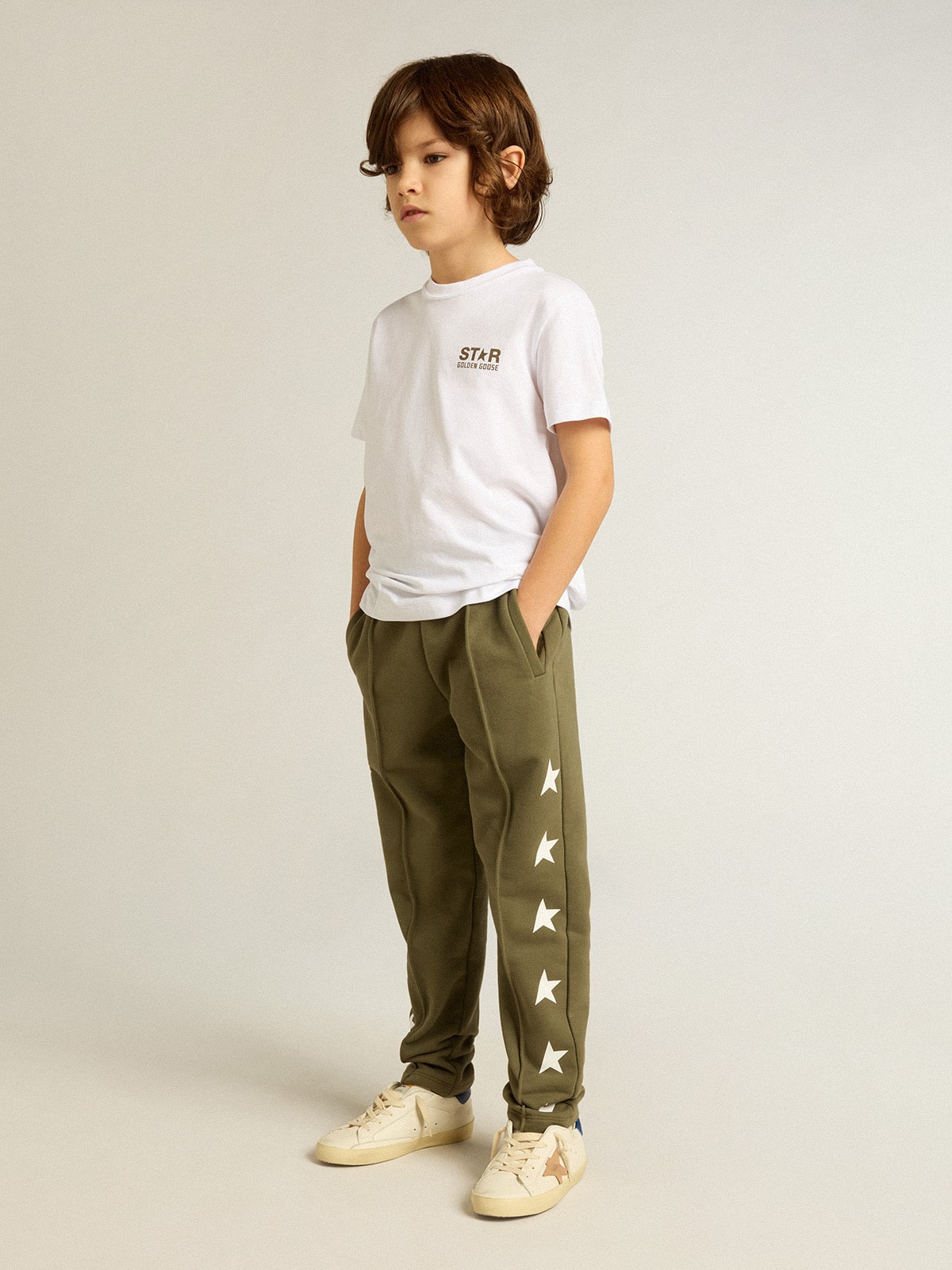 Golden Goose - Boys' white T-shirt with contrasting dark green logo and star in 