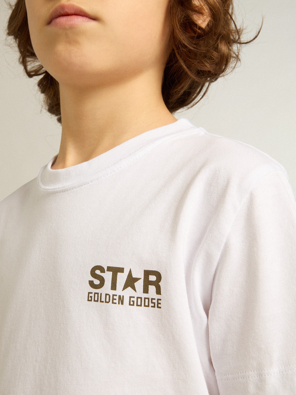 Golden Goose - Boys' white T-shirt with contrasting dark green logo and star in 