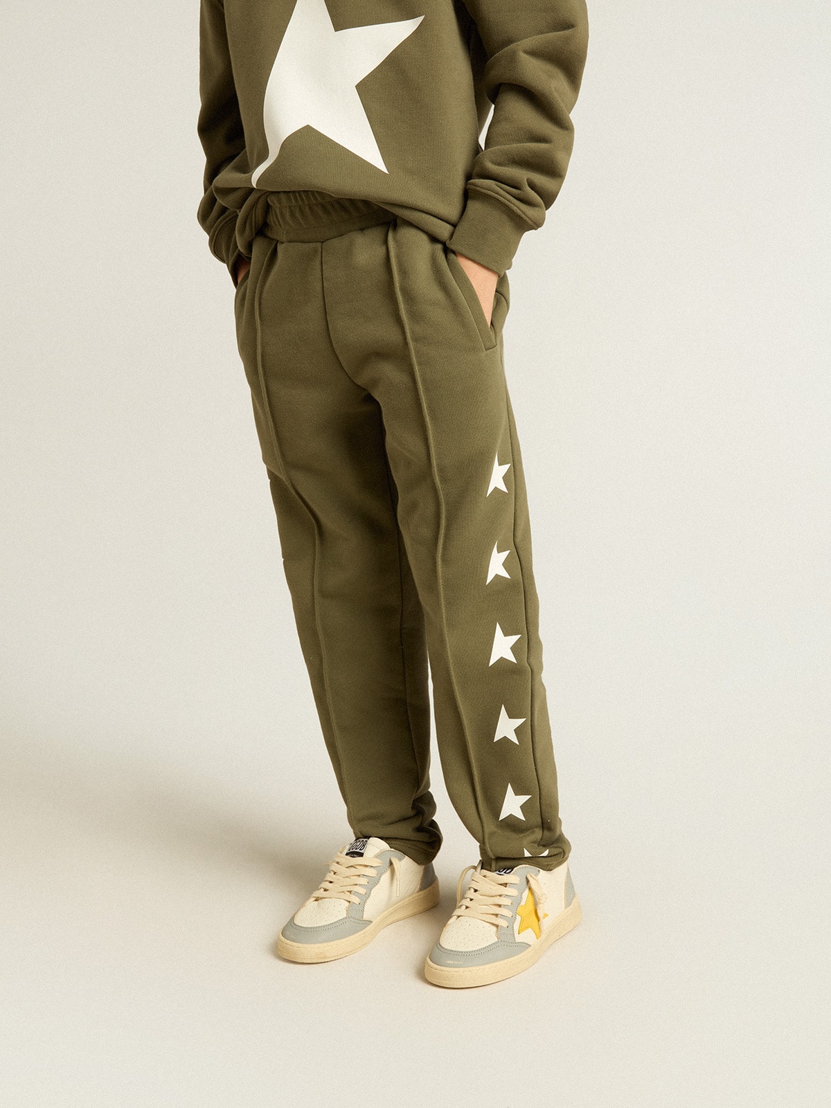 Golden Goose - Pantalón jogger de color verde militar de niño con estrellas blancas in 