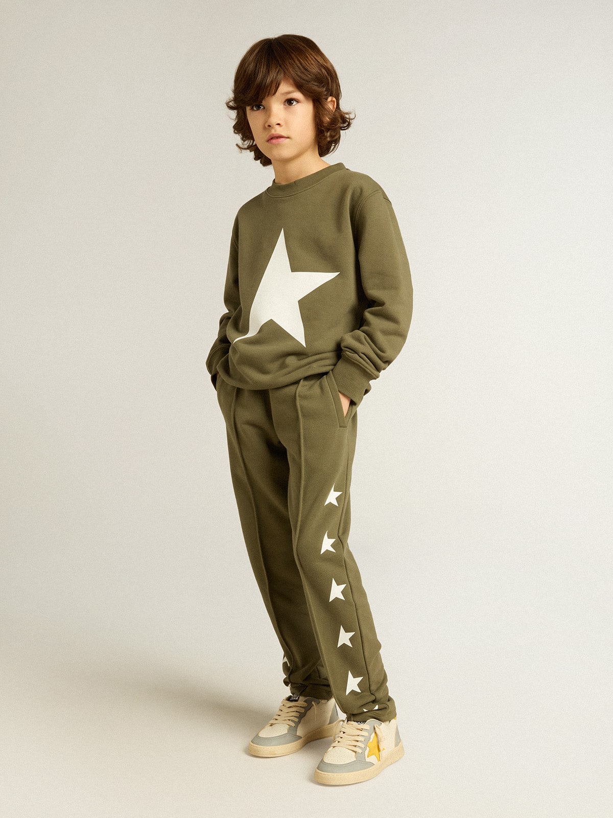 Golden Goose - Pantalone jogging di colore verde militare da bambino con stelle bianche in 