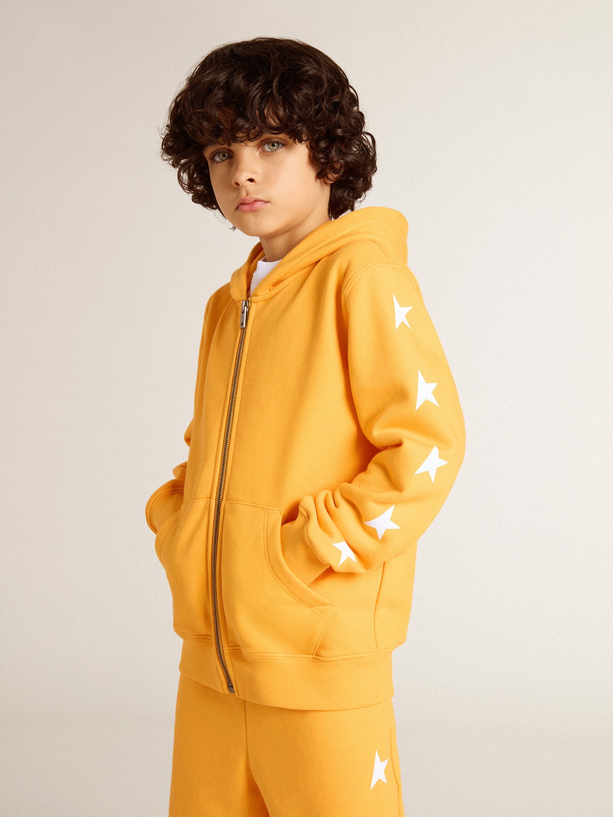 Sudadera de color naranja de niño con cierre de cremallera 