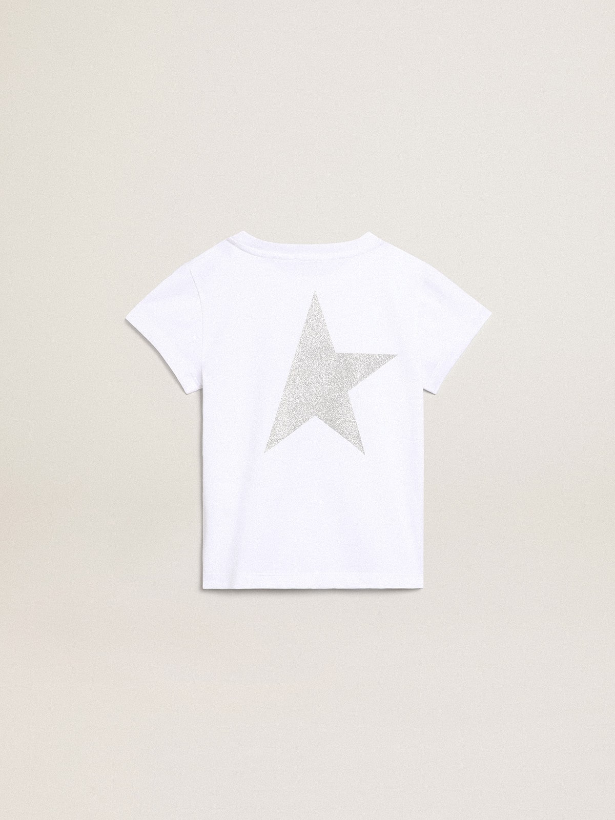 Camiseta branca e prateada com logo e maxi estrela de glitter prateado