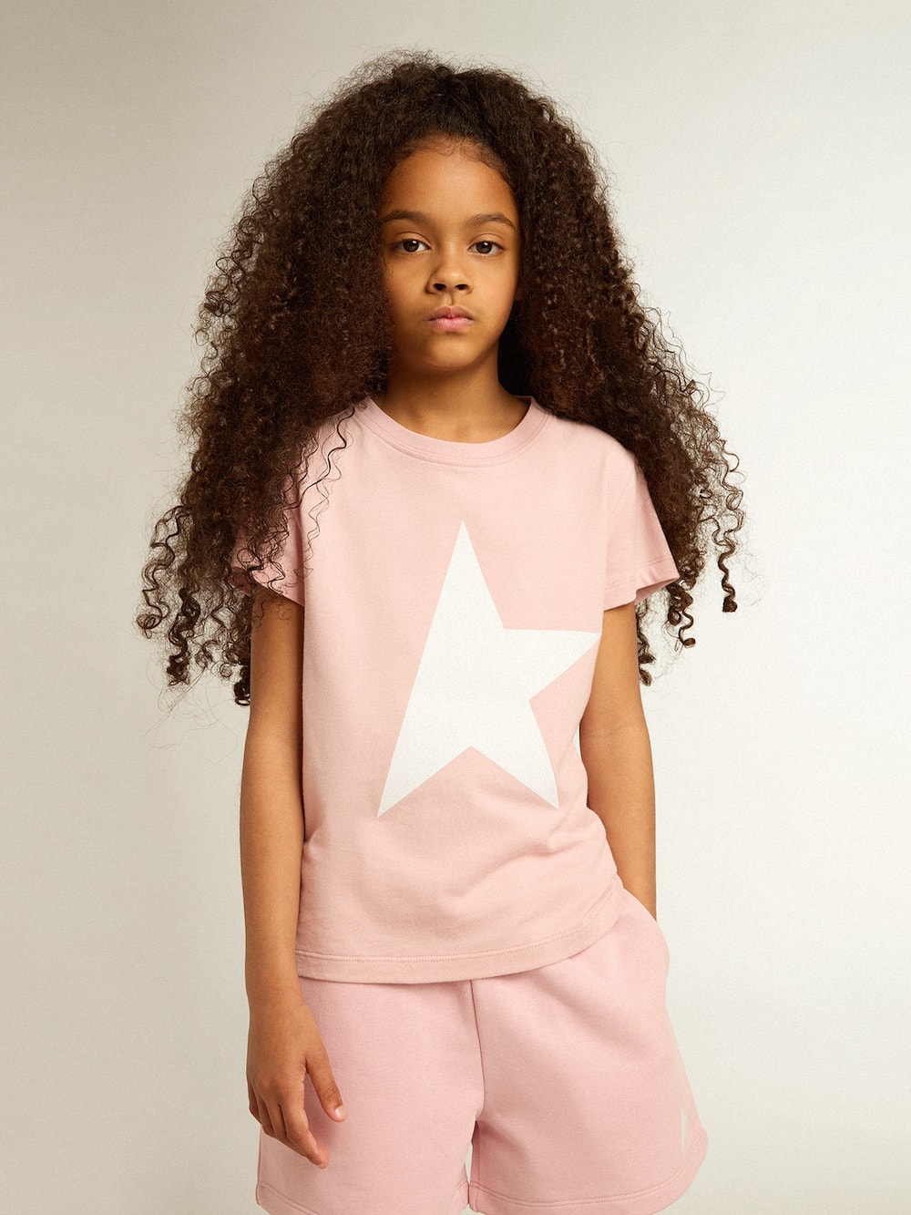 Golden Goose - T-shirt rosa da bambina con logo e maxi stella di colore bianco in 