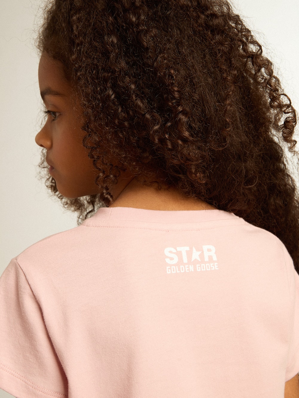 Golden Goose - T-shirt rosa da bambina con logo e maxi stella di colore bianco in 