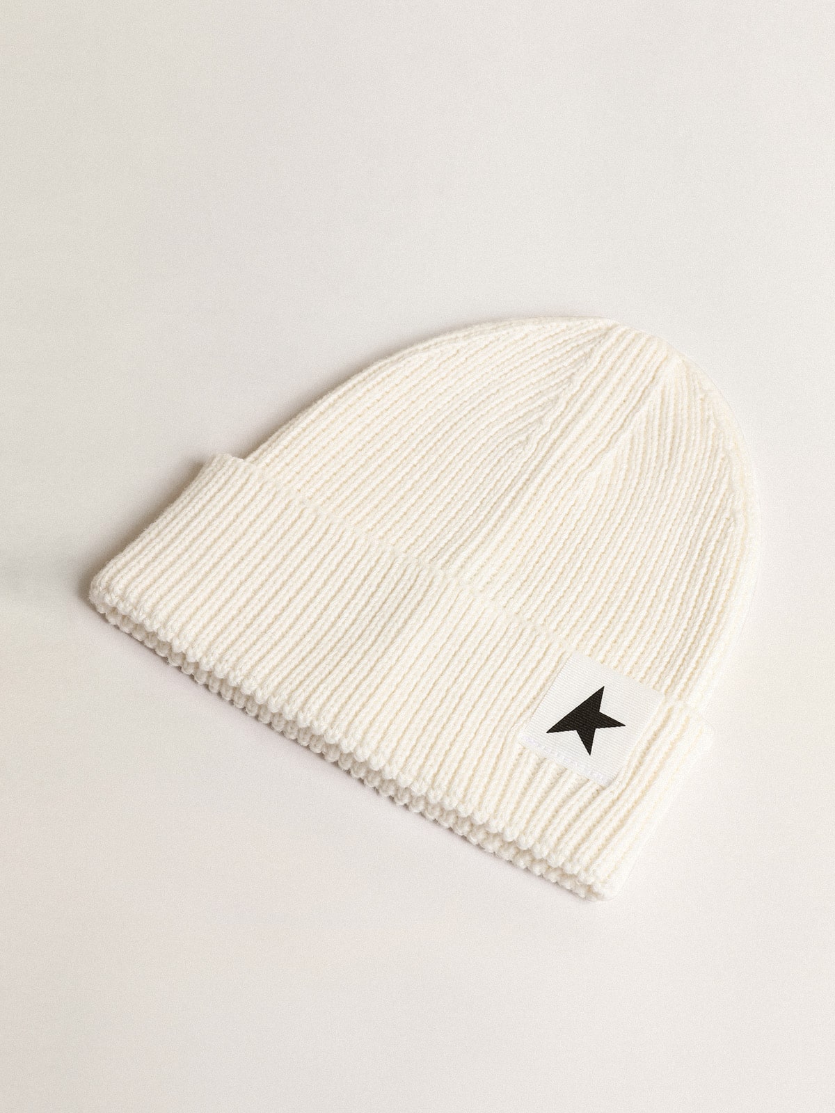 Golden Goose - Berretto in cotone color bianco sporco con stella nera a contrasto in 