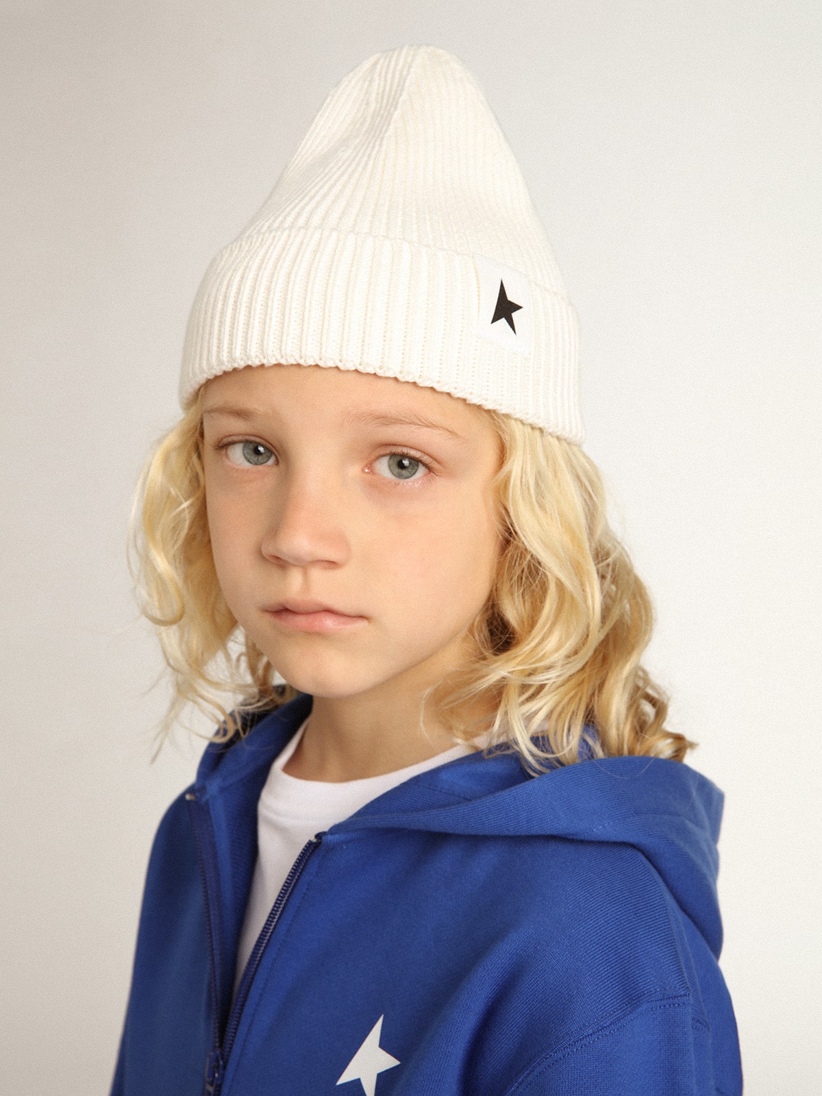 Golden Goose - Berretto in cotone color bianco sporco con stella nera a contrasto in 