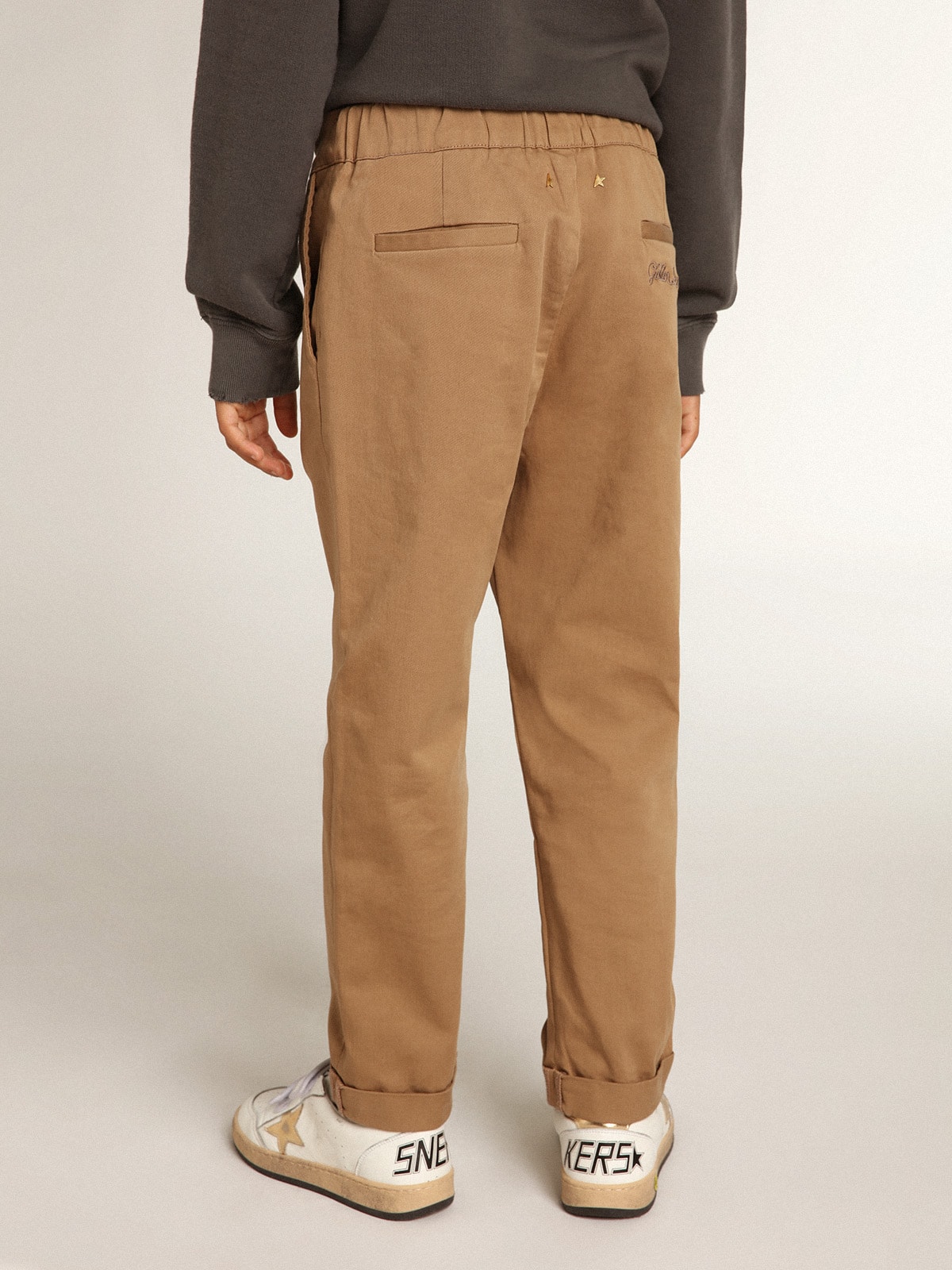 Golden Goose - Pantalon chino pour garçon en coton caramel in 