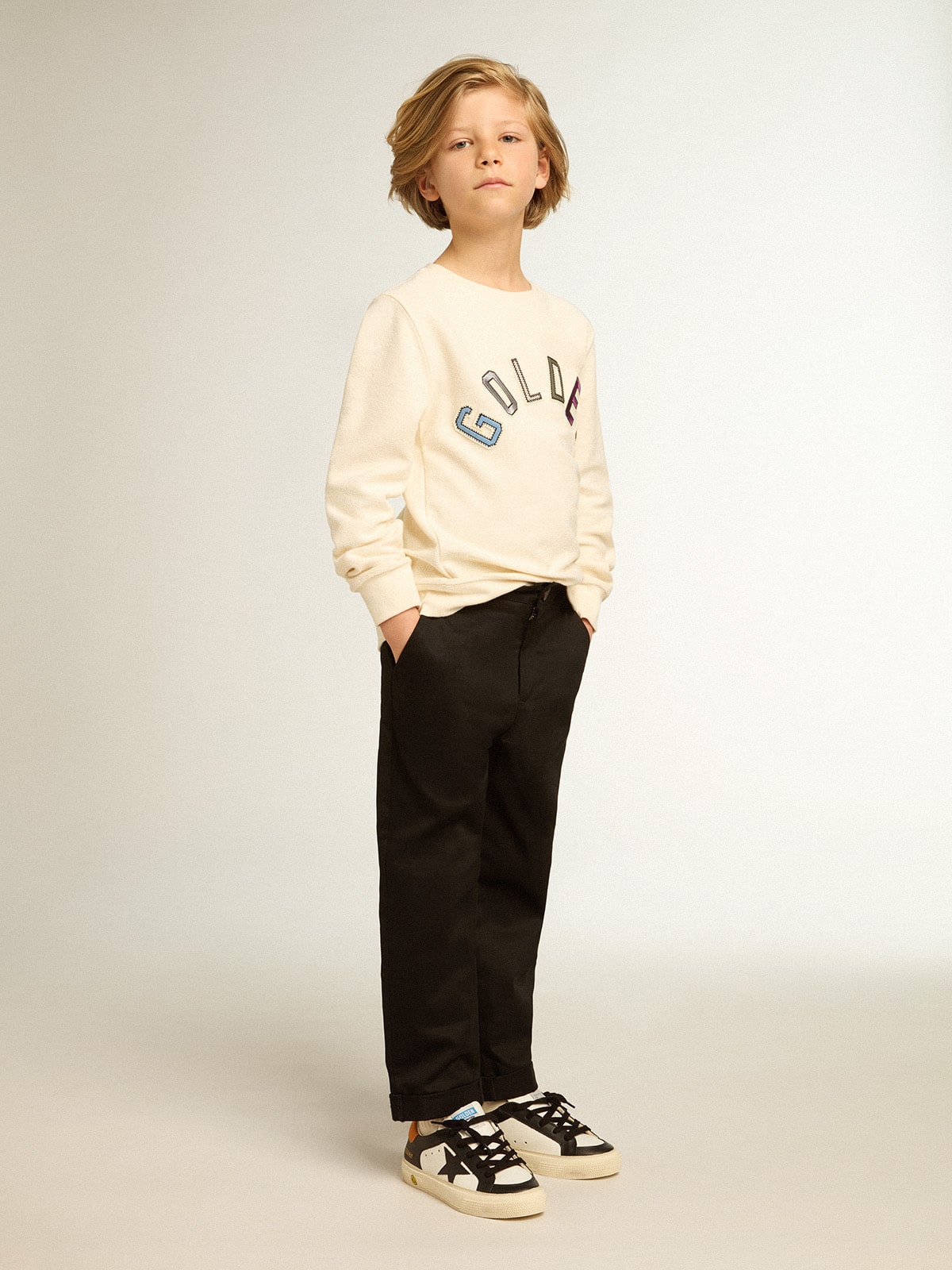 Golden Goose - Sweatshirt in Lived-in-White mit mehrfarbigem „Golden“-Schriftzug auf der Vorderseite in 