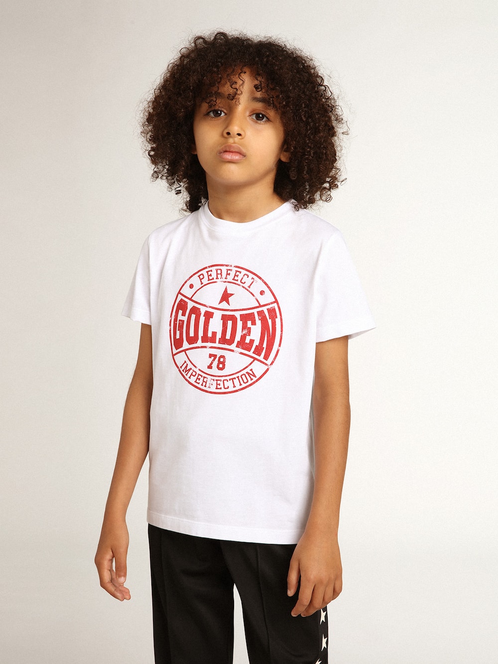 Golden Goose - Camiseta branca infantil masculina com logo vermelho no centro in 