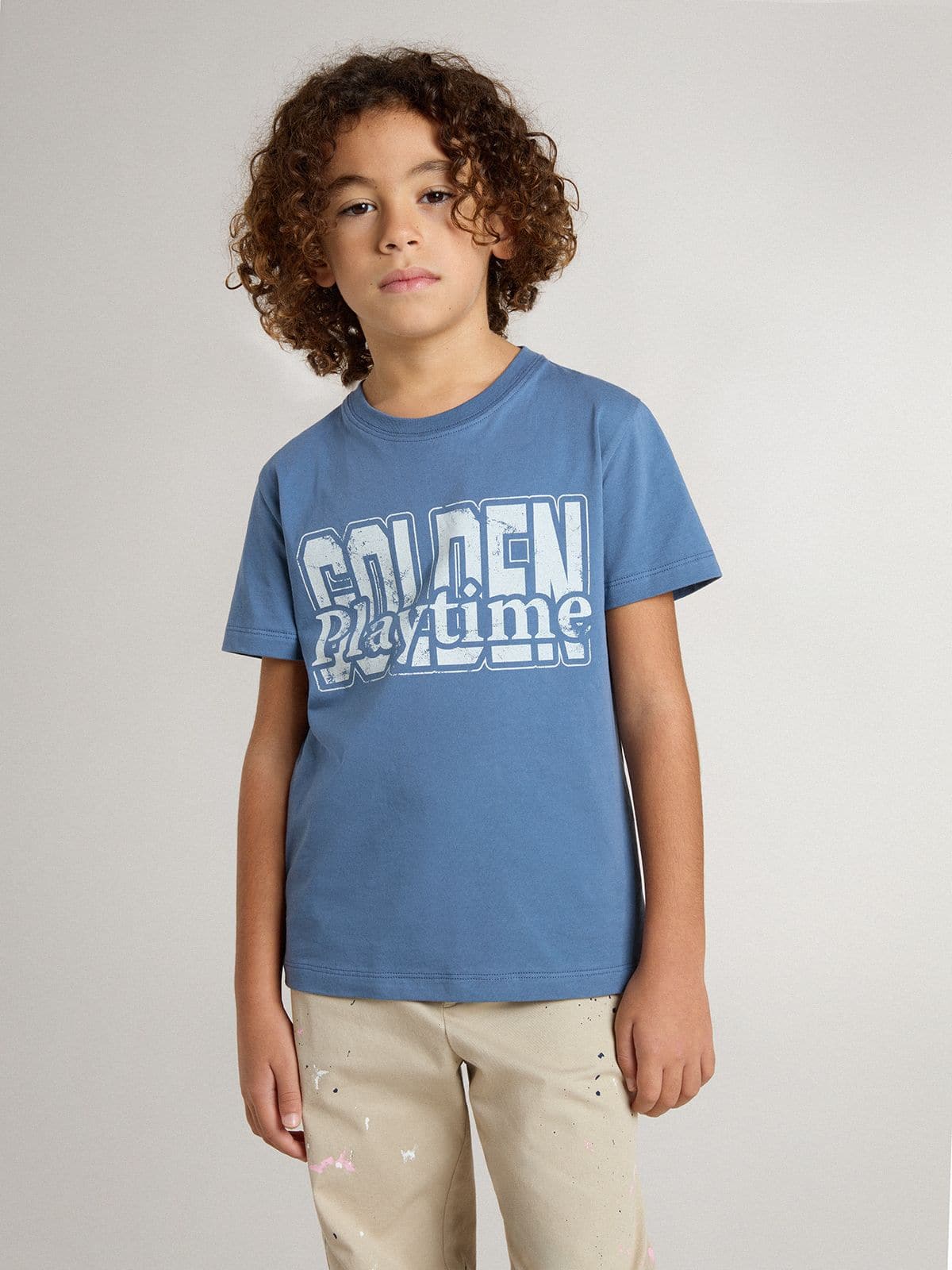 Camiseta de niño celeste con estampado blanco