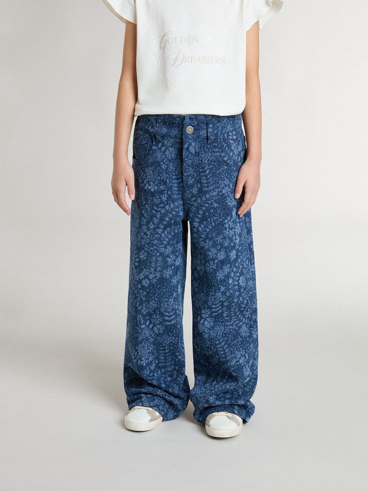 Jeans ampio da bambina dal lavaggio medio con stampa