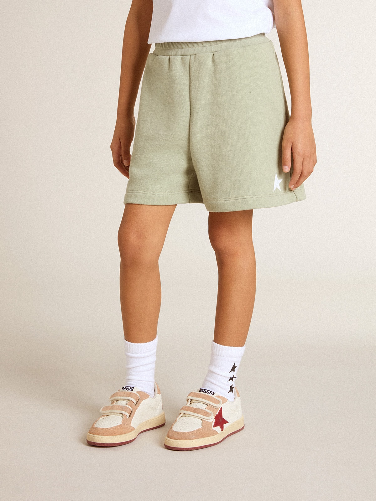 Pantaloncino di colore verde chiaro da bambina con stella bianca 