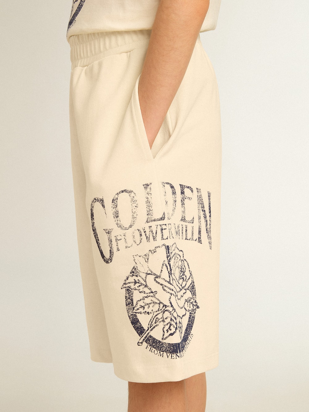 Golden Goose - Bermuda garçon blanc vieilli avec imprimé sur le devant  in 