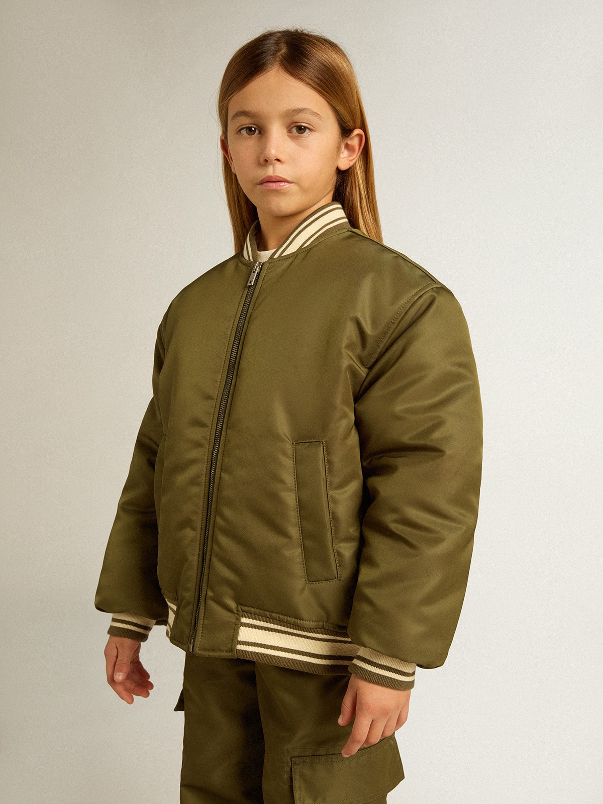 Golden Goose - Kinder-Bomberjacke aus armeegrünem Nylon mit Aufschrift auf der Rückseite in 