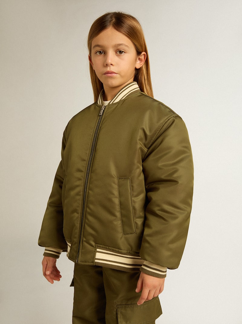 Golden Goose - Kinder-Bomberjacke aus armeegr&uuml;nem Nylon mit Aufschrift auf der R&uuml;ckseite in 