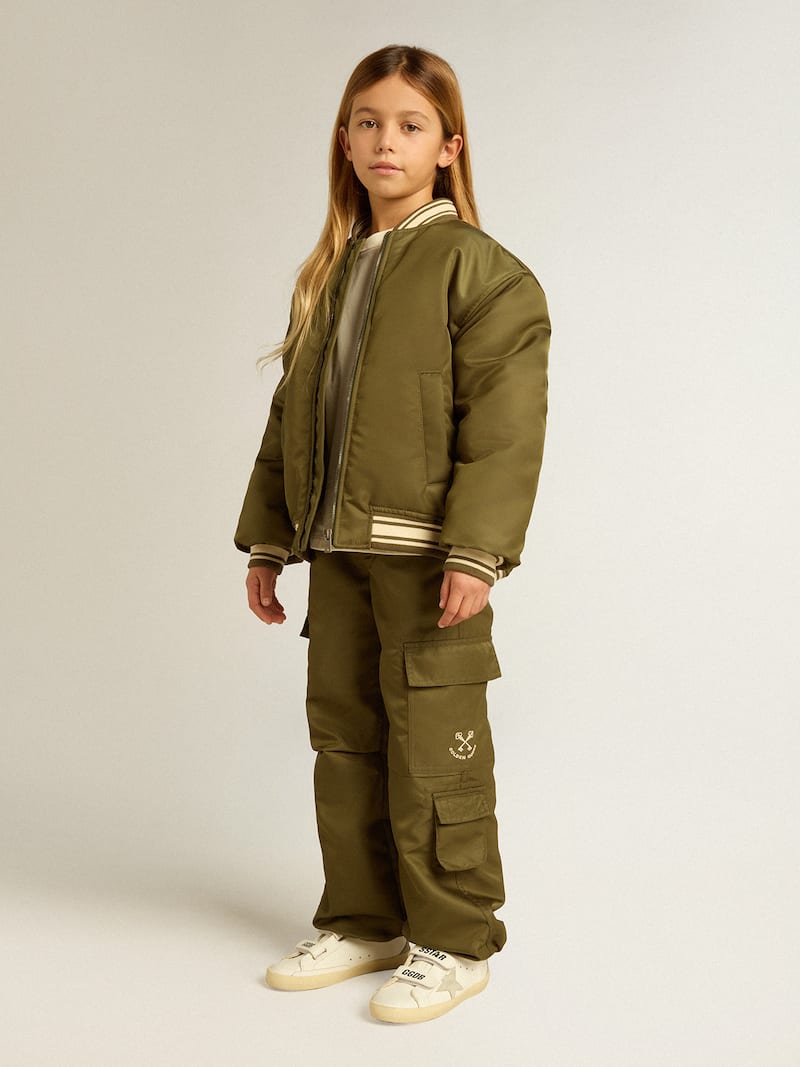 Golden Goose - Kinder-Bomberjacke aus armeegr&uuml;nem Nylon mit Aufschrift auf der R&uuml;ckseite in 