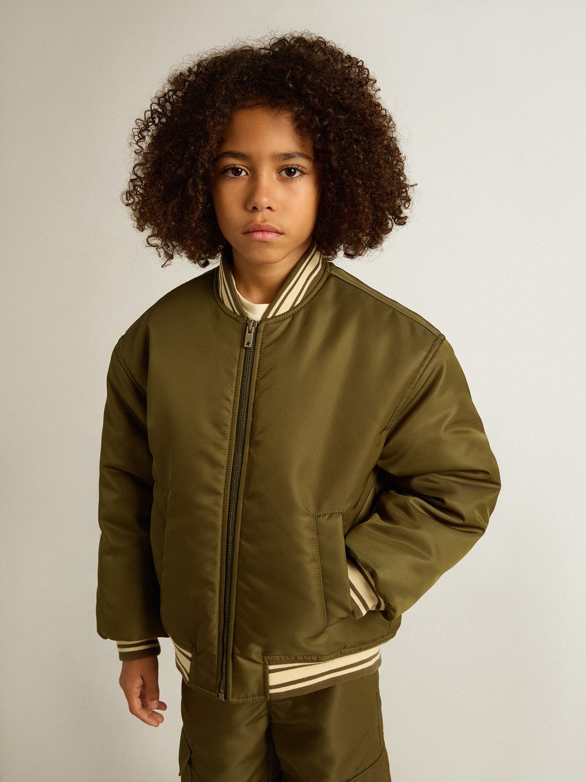 Golden Goose - Chaqueta bomber Kids de nailon color verde militar y mensaje en la espalda in 