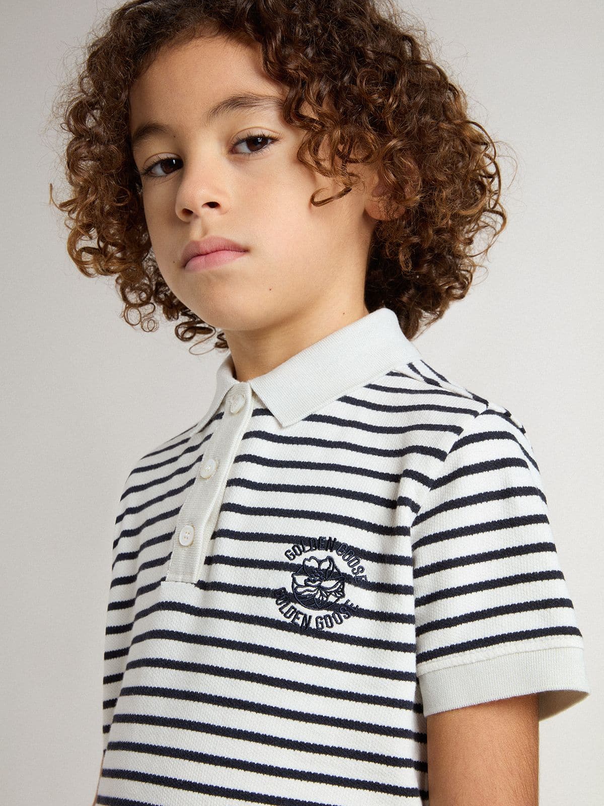 Golden Goose -  Boys' white cotton polo with navy blue stripes and embroidery in 